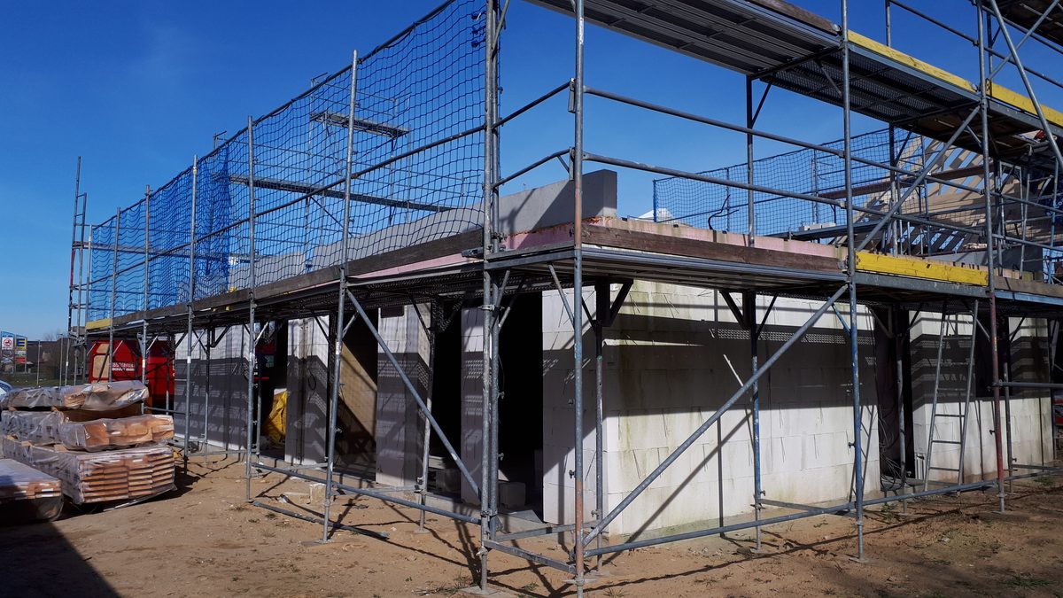 Rohbau eines KFW-40-Hauses mit Gerüst