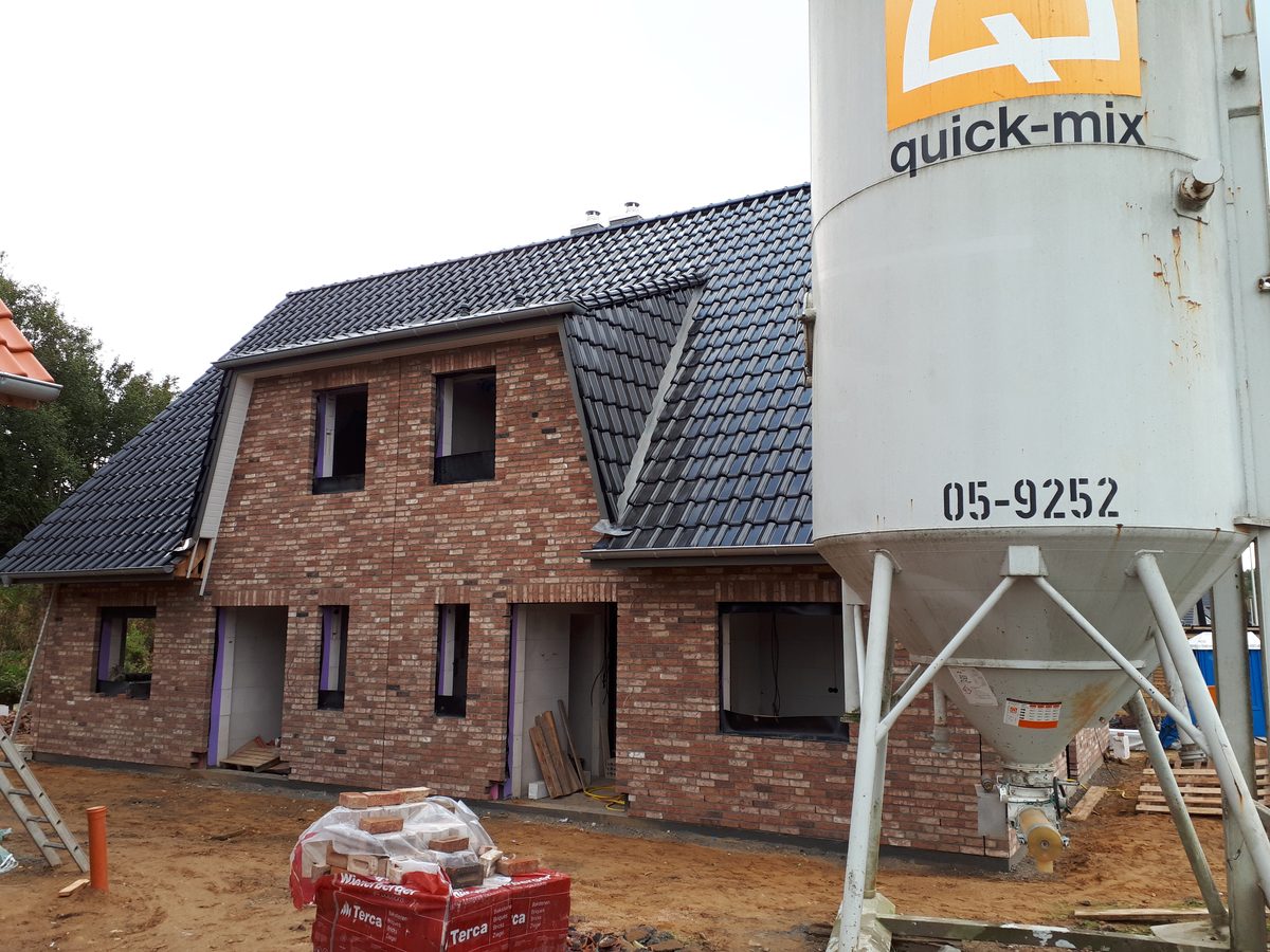Klinkerfassade mit vorbereiteten Fenster- und Türöffnungen
